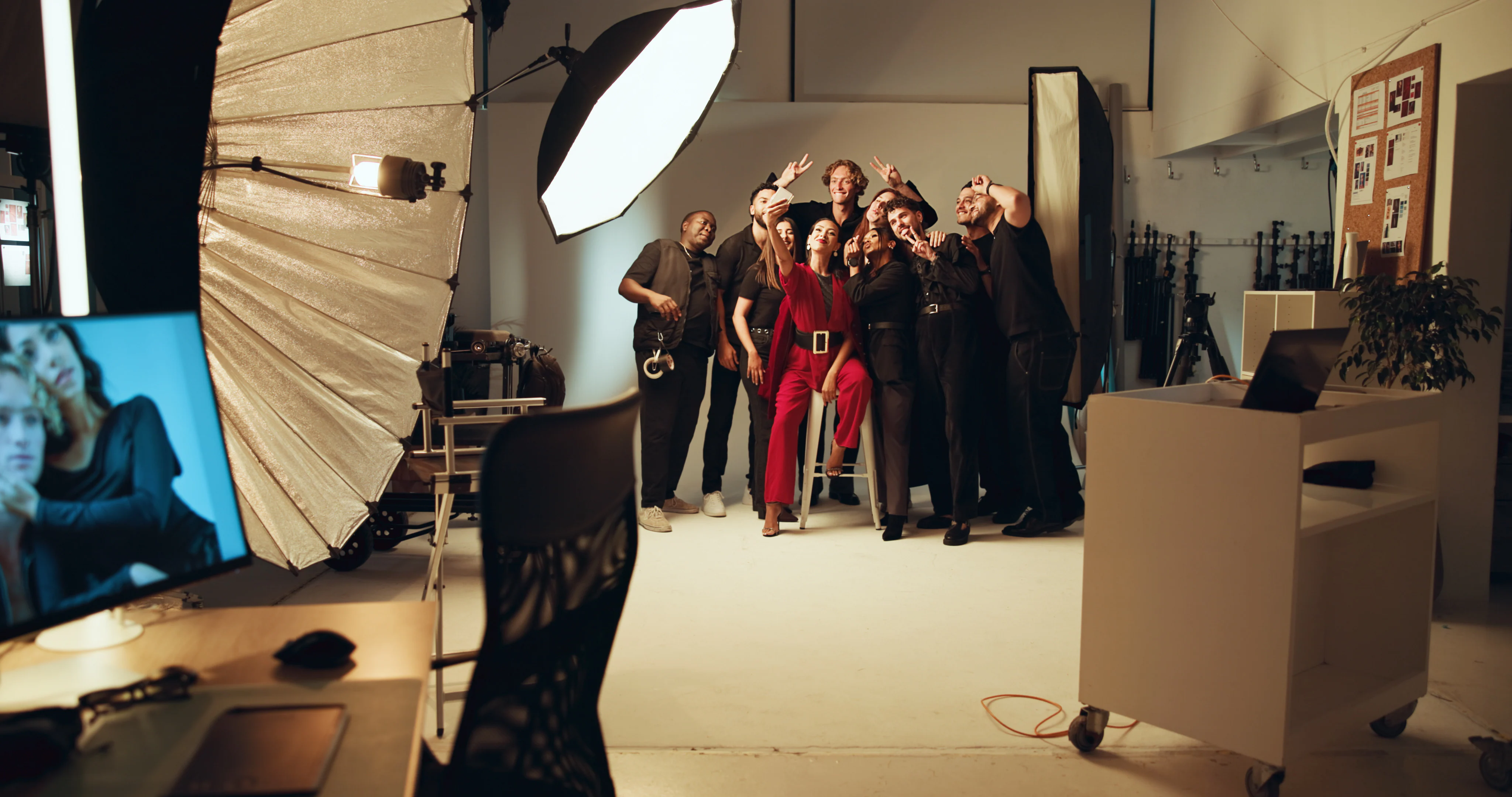 Fotoshoot op locatie met een model en filmploeg tijdens een castingopdracht