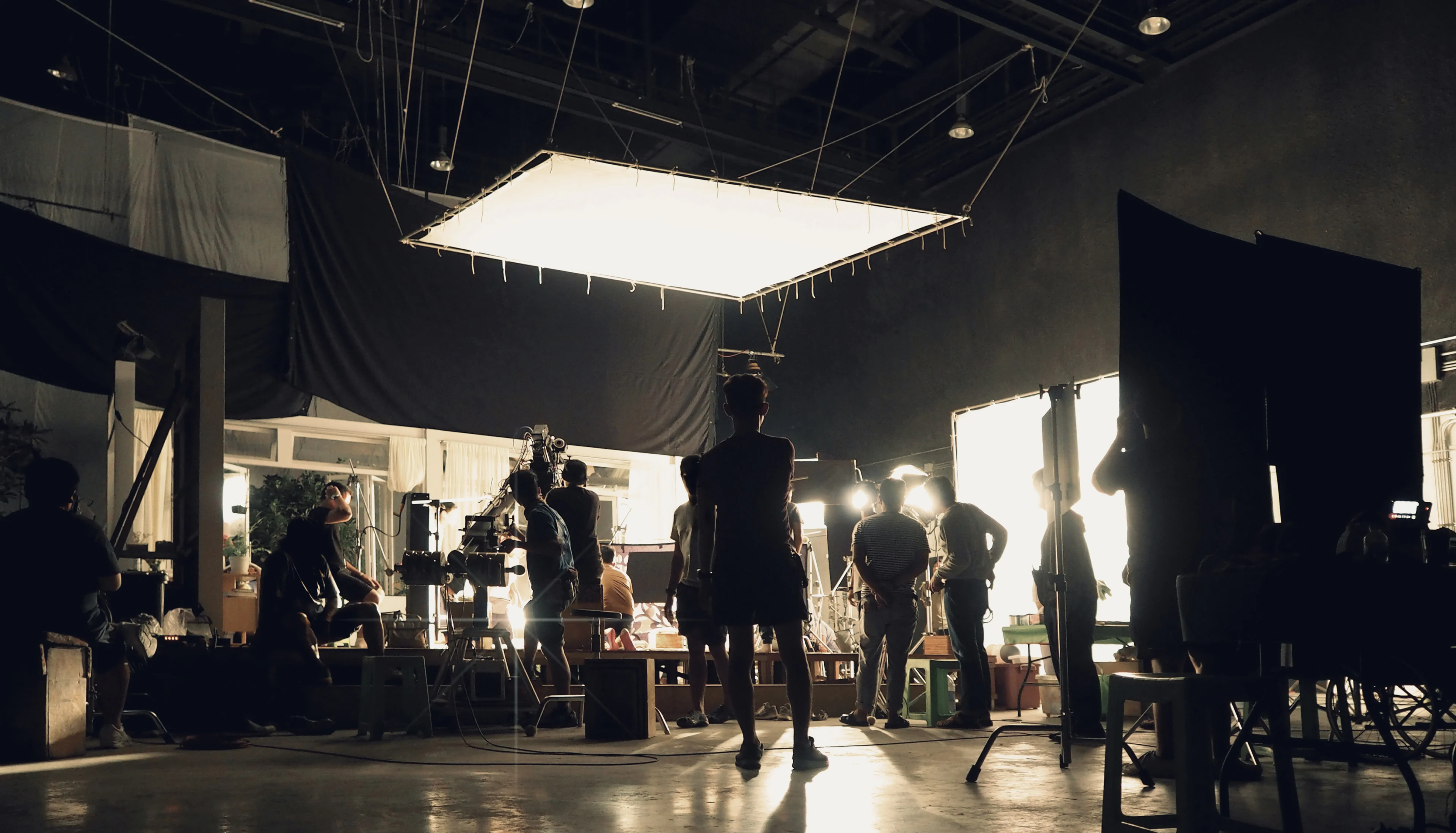 Filmcrew op set tijdens een opname voor een productiehuis